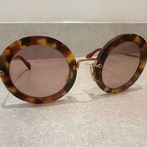 MIU MIU - round, rose-colored sunglasses with tortoiseshell frame
